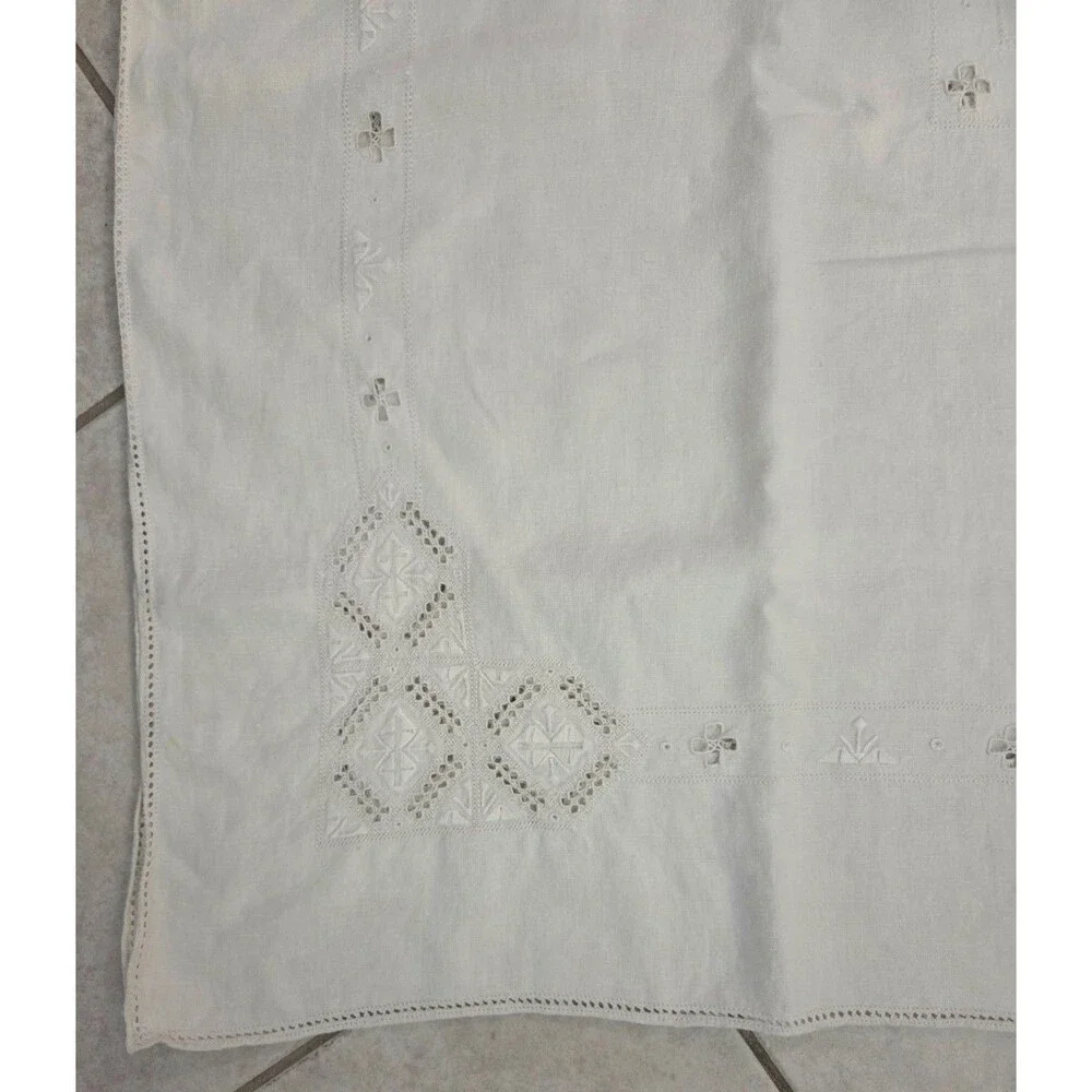Vtg Cut Work Pull Work Finely Embroidered Linen Tablecloth Apprx 108 x 55
